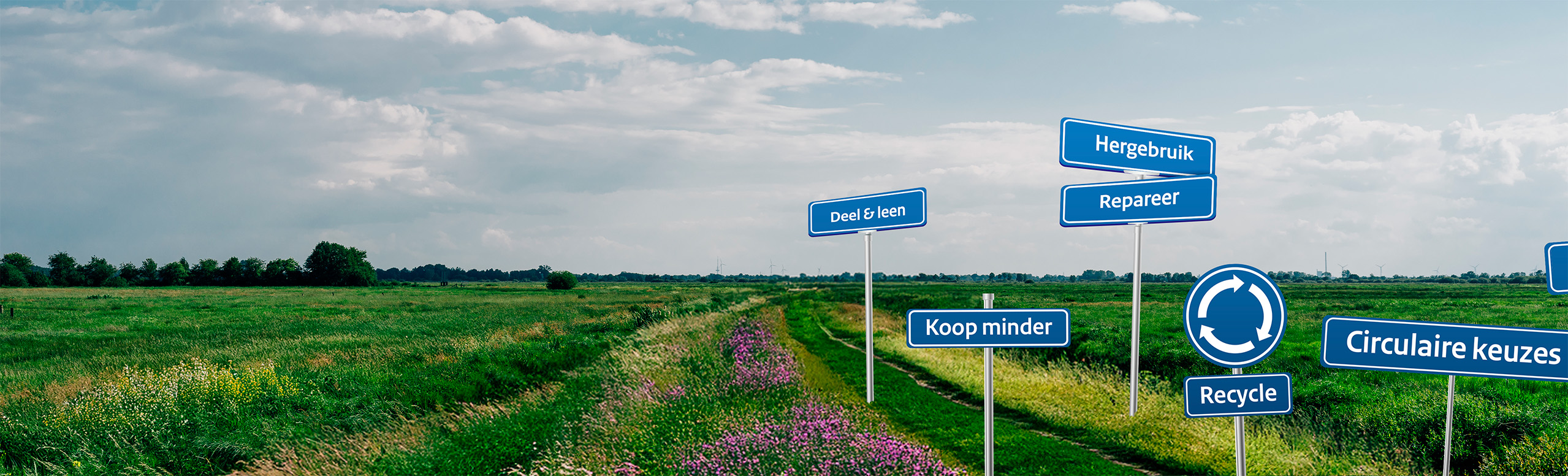 Bordjes langs een pad in het weiland wijzen de weg naar 'Circulaire keuzes', 'Koop minder', 'Recycle', 'Hergebruik', 'Repareer' en 'deel en leen'.