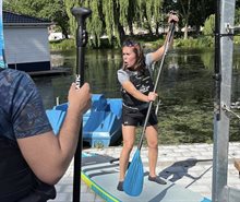 Een meisje oefent het suppen op het droge.