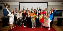 Op de groepsfoto tonen de lachende winnaars hun trofee en de gekregen bloemen