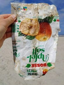 Een appelsapverpakking van veertig jaar geleden ziet er aangetast uit, maar is nog goed herkenbaar.