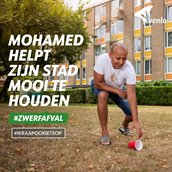Op deze gepersonaliseerde foto raapt Mohamed uit Venlo zwerfaafval op.