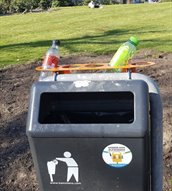 Doneerring bevestigd bovenop een afvalbak