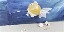 Still uit video 2 van het peukenproject: een vis van papier maché komt een sigaret tegen in zee.