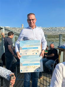 Marco toont de oorkonde voor Wassenaar, voor het Schoonste strand van Zuid-Holland