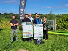 Vertegenwoordigers van o.a. Kano Maastricht en KTL poseren met de resultaten van de eerste pilot met cleanup-pakketten.