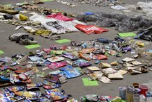Uitgestald afval op de vloer van de Onderzeebootloods op de RDM Campus, tijdens het Rijn-Maas PLASTIVAL.