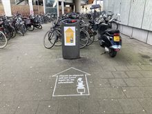 Prullenbaksticker en milkpaint van de Rotterdamse peukencampagne in de Tarwewijk.