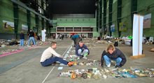 Studenten sorteren plastic zwerfafval tijdens het Rijn-Maas PLASTIVAL.