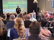Jaap Dinkelman spreekt de zaal toe tijdens de Netwerkbijeenkomst in Breda