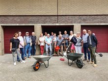 Groep vrijwilligers van Tilbug Schoon, met bezems en kruiwagens