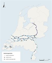 Kaart met overzicht van alle monitoringlocaties:.rode bolletjes zijn locaties waterkolom; zwarte bolletjes zijn de locaties oever; witte bolletjes zijn de locaties wateroppervlak.